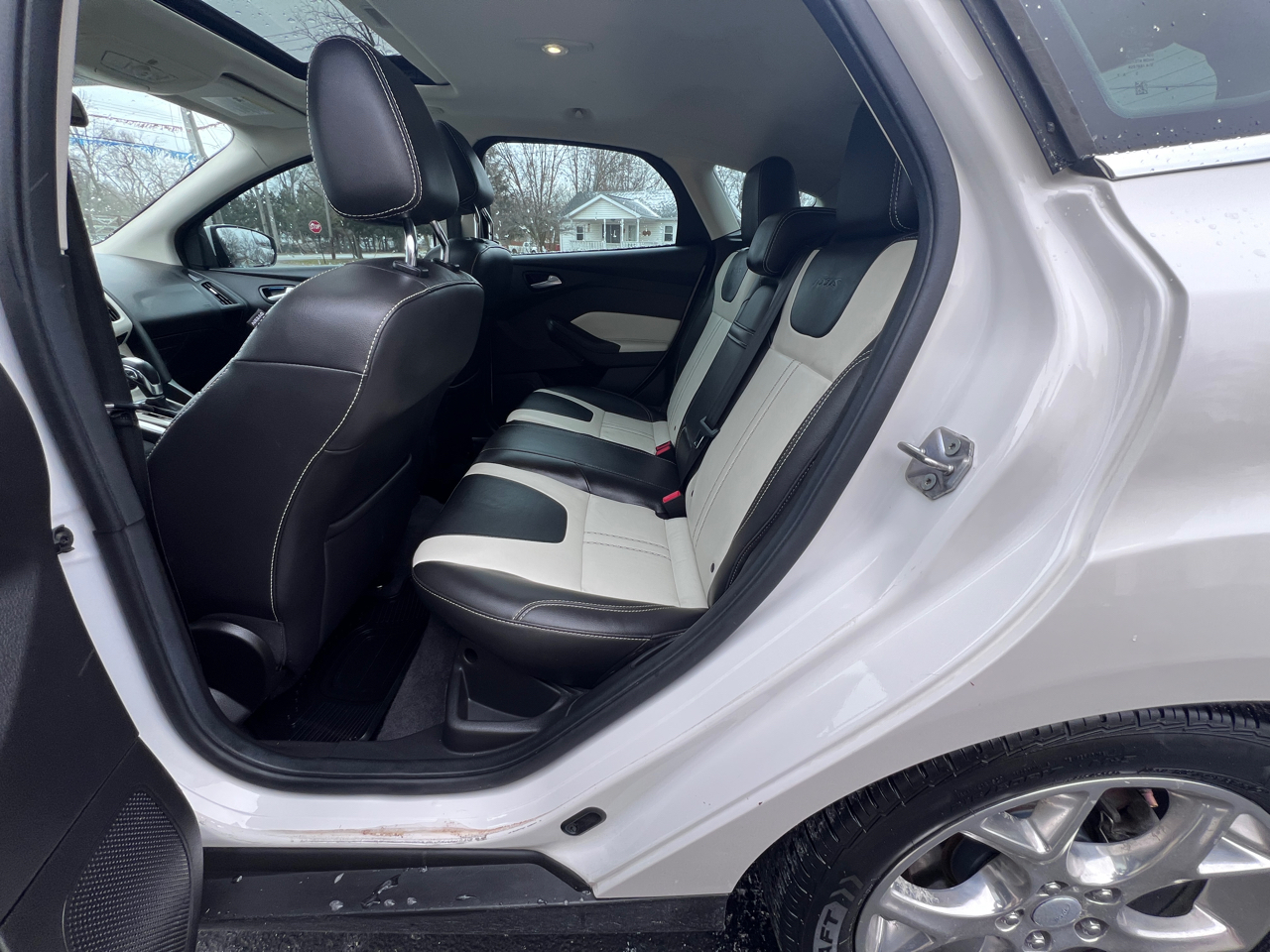 Ford Focus 5dr HB SEL 2012