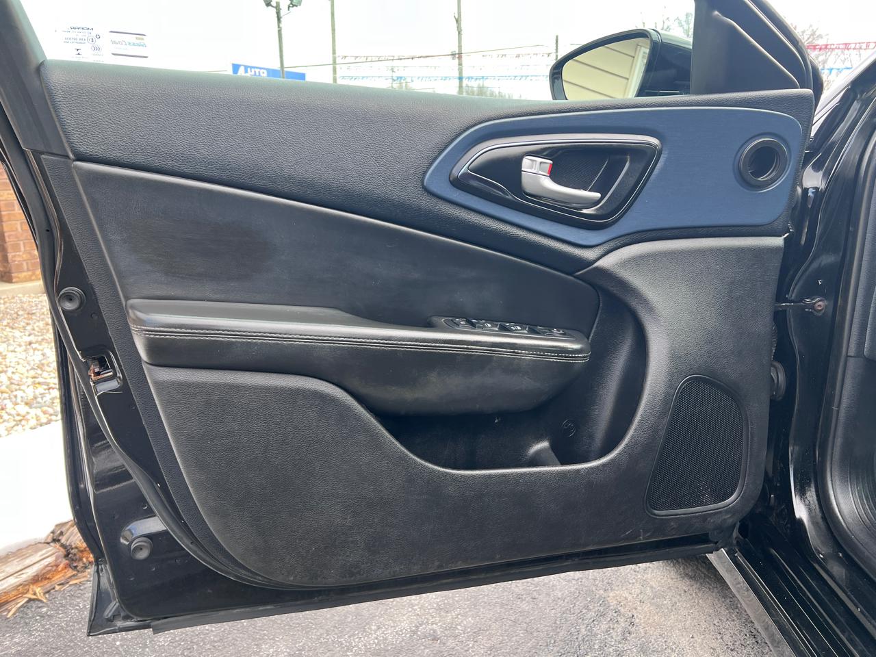 Chrysler 200 4dr Sdn S FWD 2015