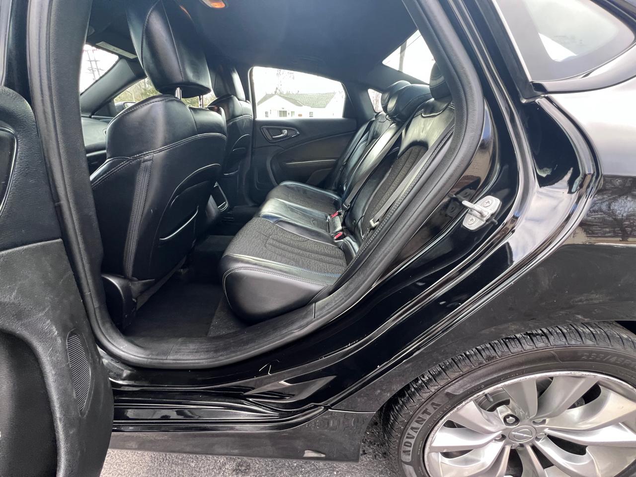 Chrysler 200 4dr Sdn S FWD 2015