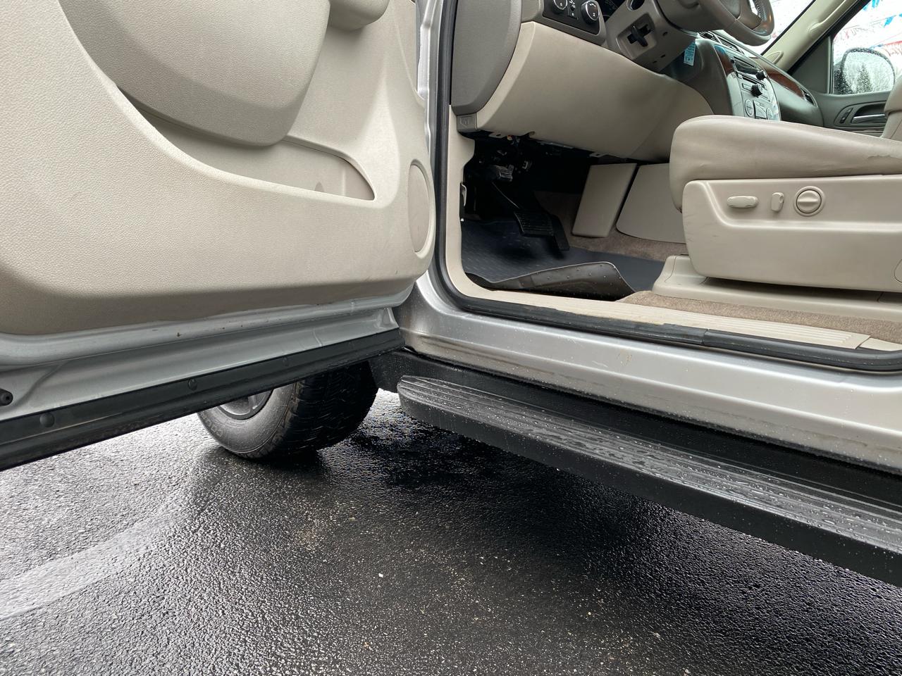 Chevrolet Suburban 4WD 4dr 1500 LT 2012