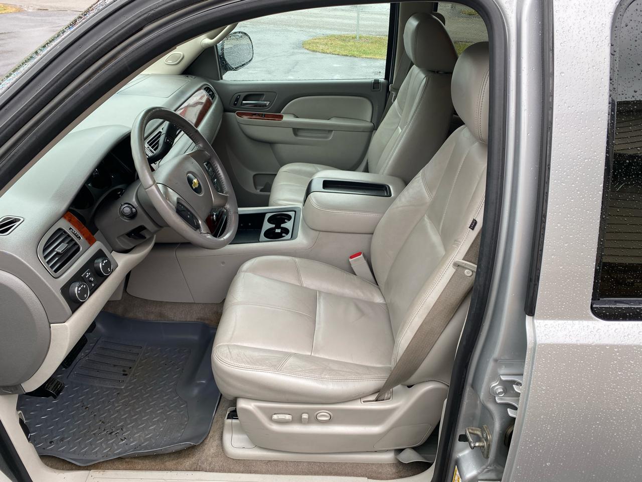 Chevrolet Suburban 4WD 4dr 1500 LT 2012