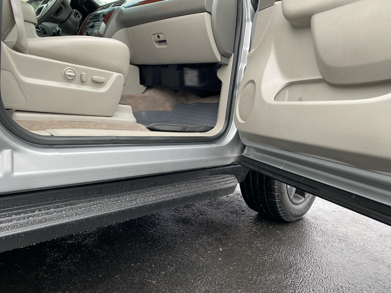 Chevrolet Suburban 4WD 4dr 1500 LT 2012