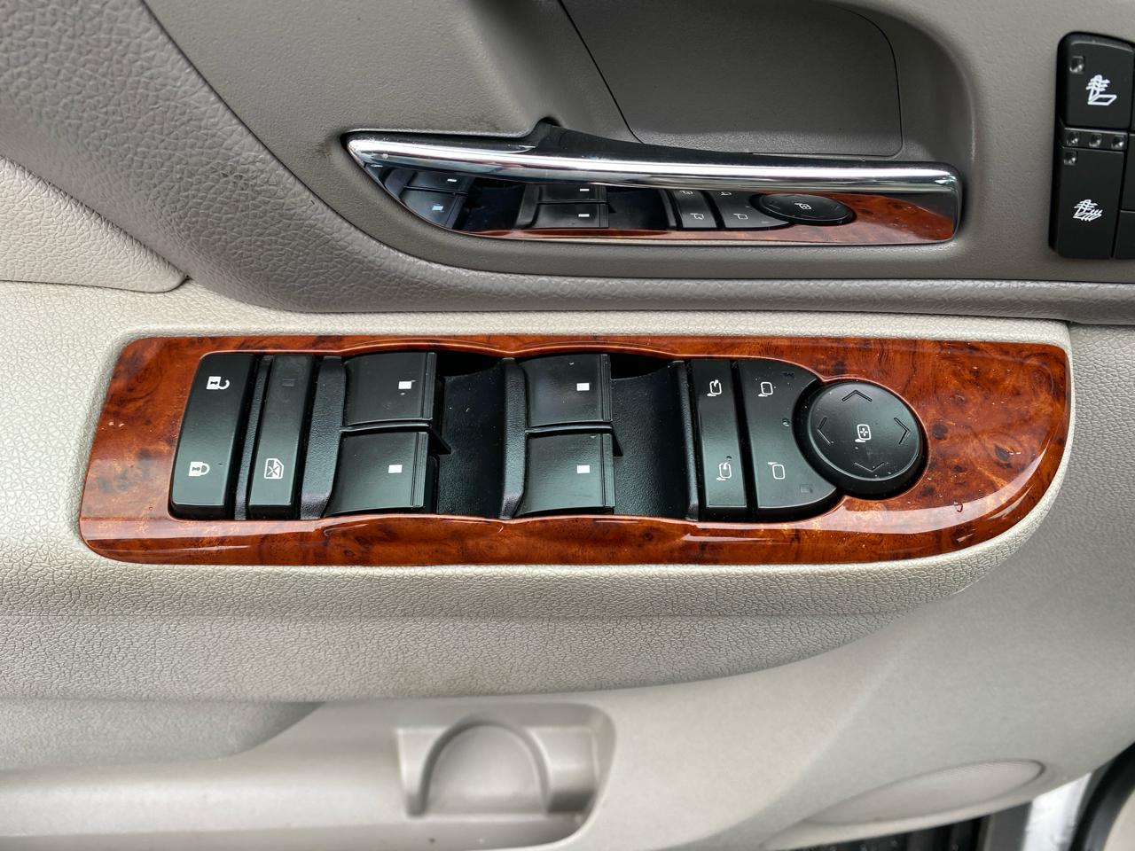 Chevrolet Suburban 4WD 4dr 1500 LT 2012