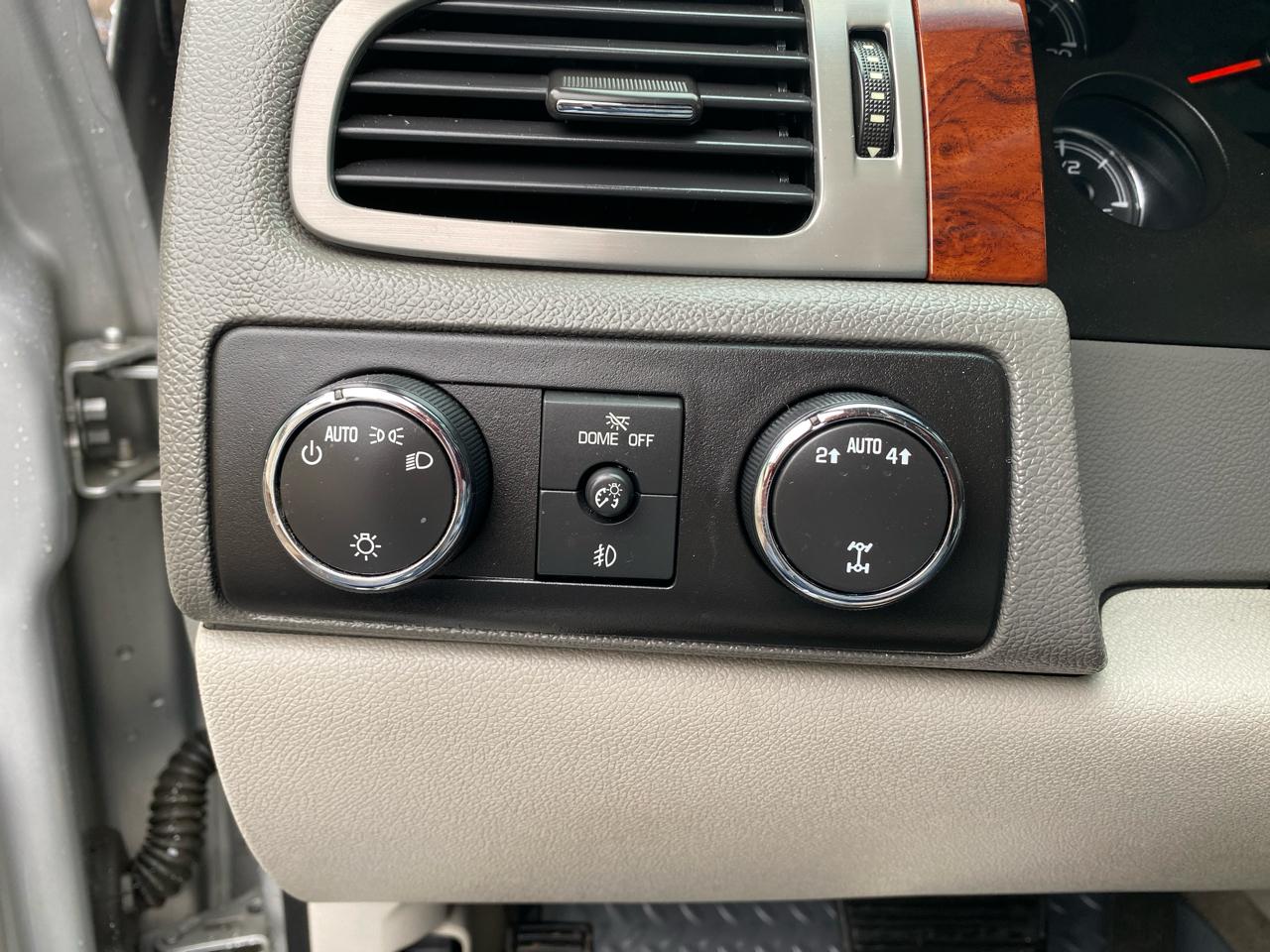 Chevrolet Suburban 4WD 4dr 1500 LT 2012