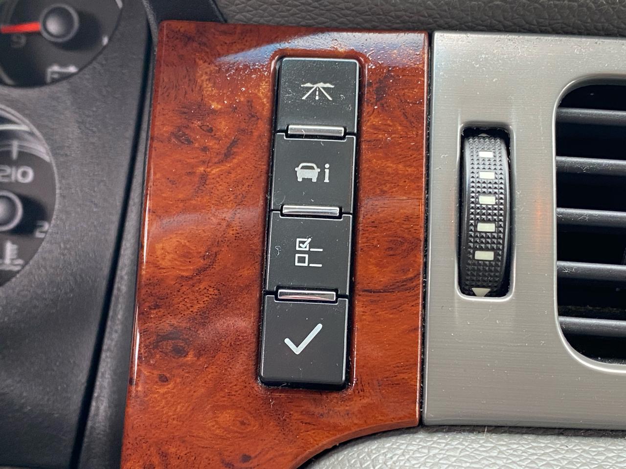 Chevrolet Suburban 4WD 4dr 1500 LT 2012