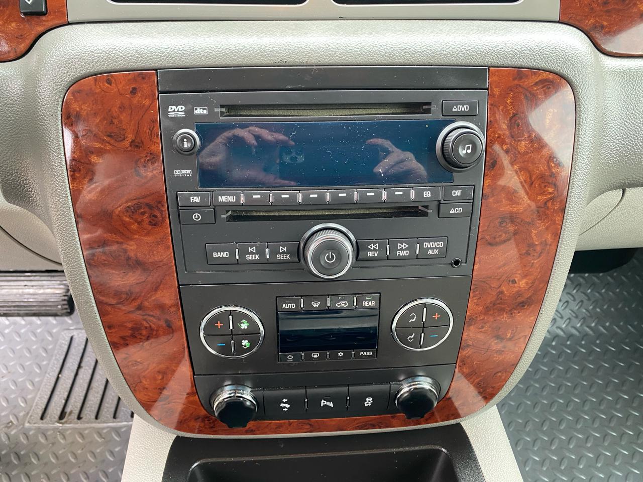 Chevrolet Suburban 4WD 4dr 1500 LT 2012