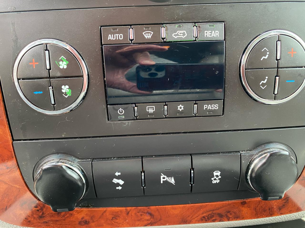 Chevrolet Suburban 4WD 4dr 1500 LT 2012