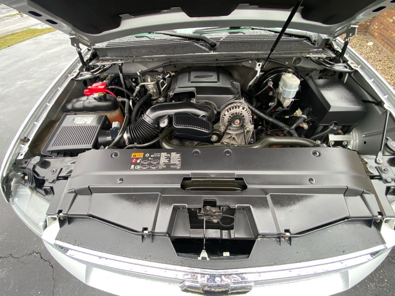 Chevrolet Suburban 4WD 4dr 1500 LT 2012