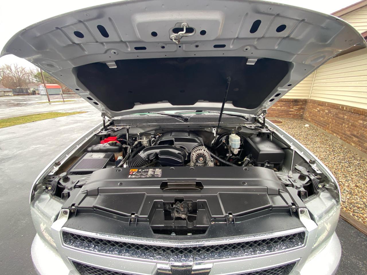 Chevrolet Suburban 4WD 4dr 1500 LT 2012