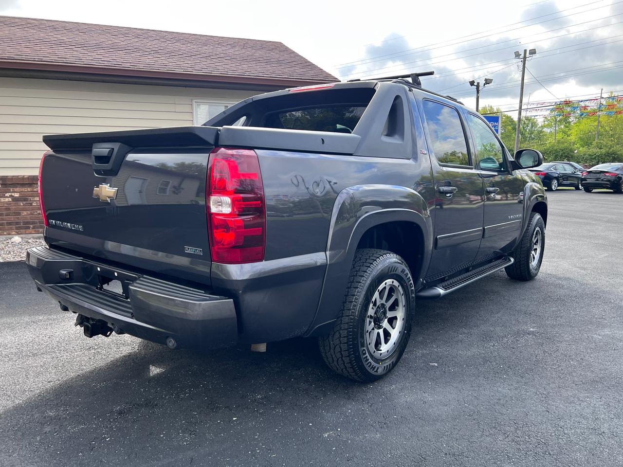Chevrolet Avalanche 4WD Crew Cab LT 2010