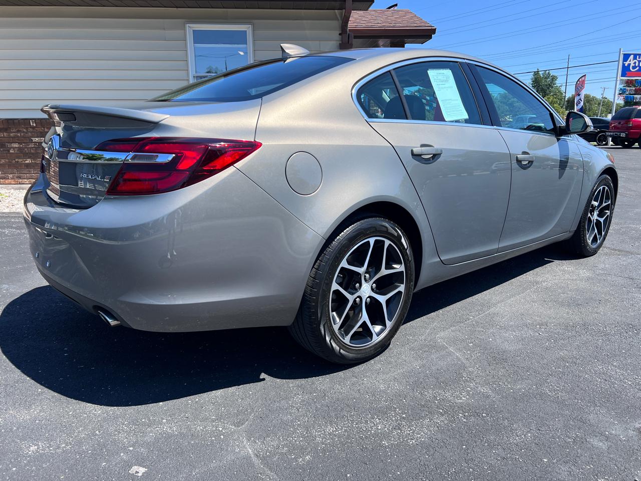 Buick Regal 4dr Sdn Sport Touring FWD 2017