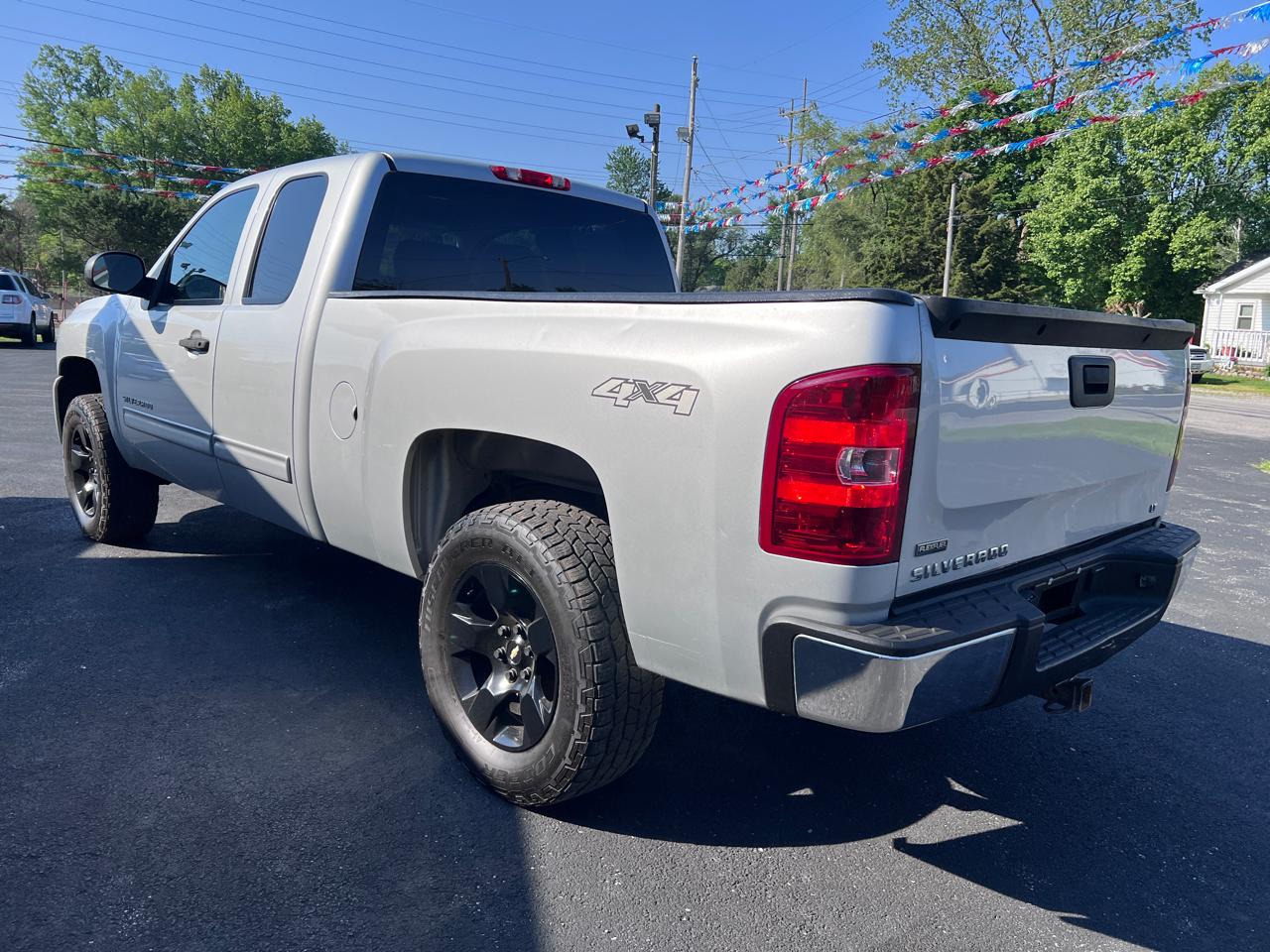 Chevrolet Silverado 1500 4WD Ext Cab 143.5" LT 2011