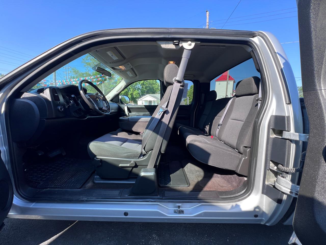 Chevrolet Silverado 1500 4WD Ext Cab 143.5" LT 2011