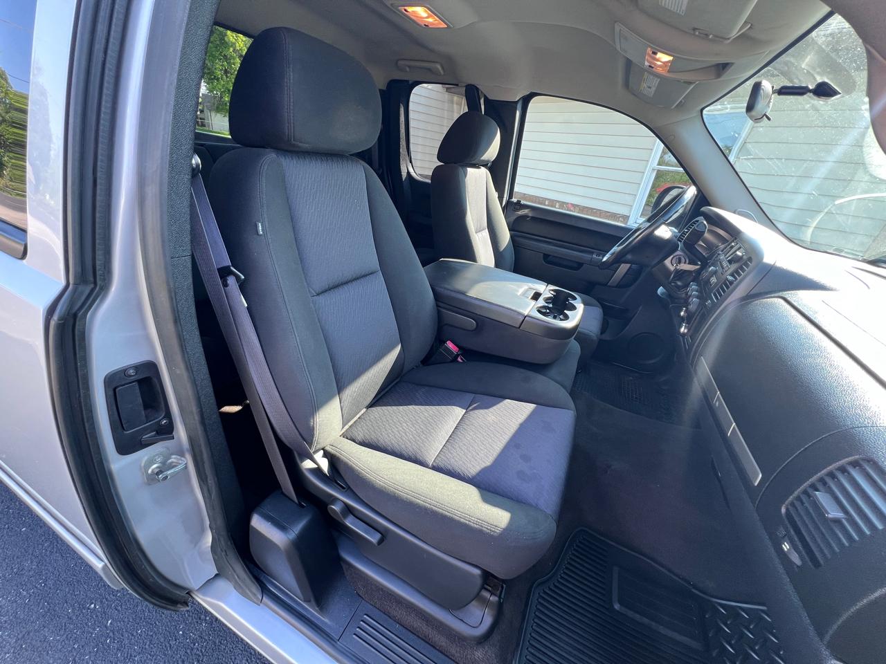 Chevrolet Silverado 1500 4WD Ext Cab 143.5" LT 2011