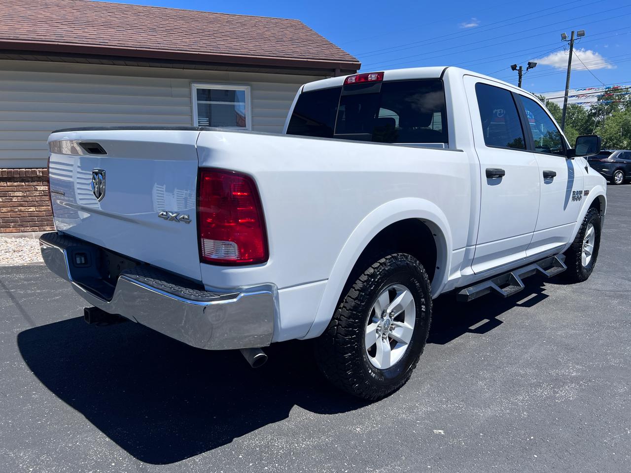RAM 1500 4WD Crew Cab 140.5" Outdoorsman 2016