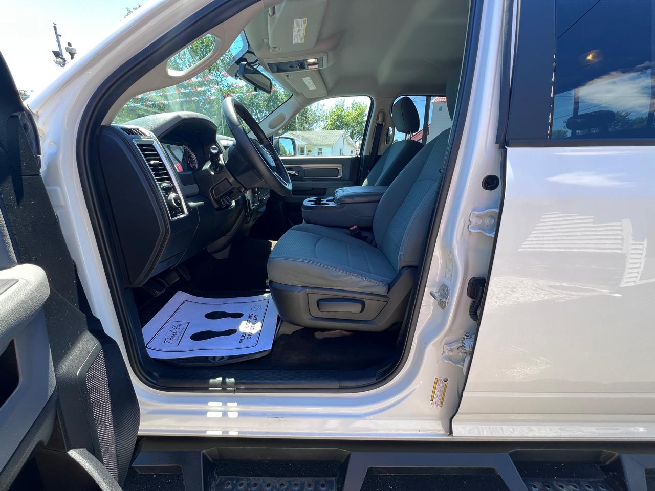 RAM 1500 4WD Crew Cab 140.5" Outdoorsman 2016