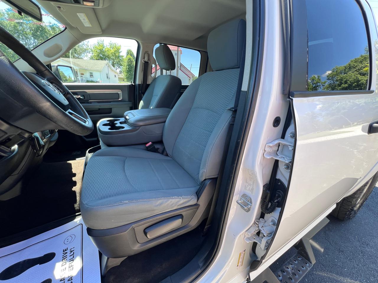 RAM 1500 4WD Crew Cab 140.5" Outdoorsman 2016