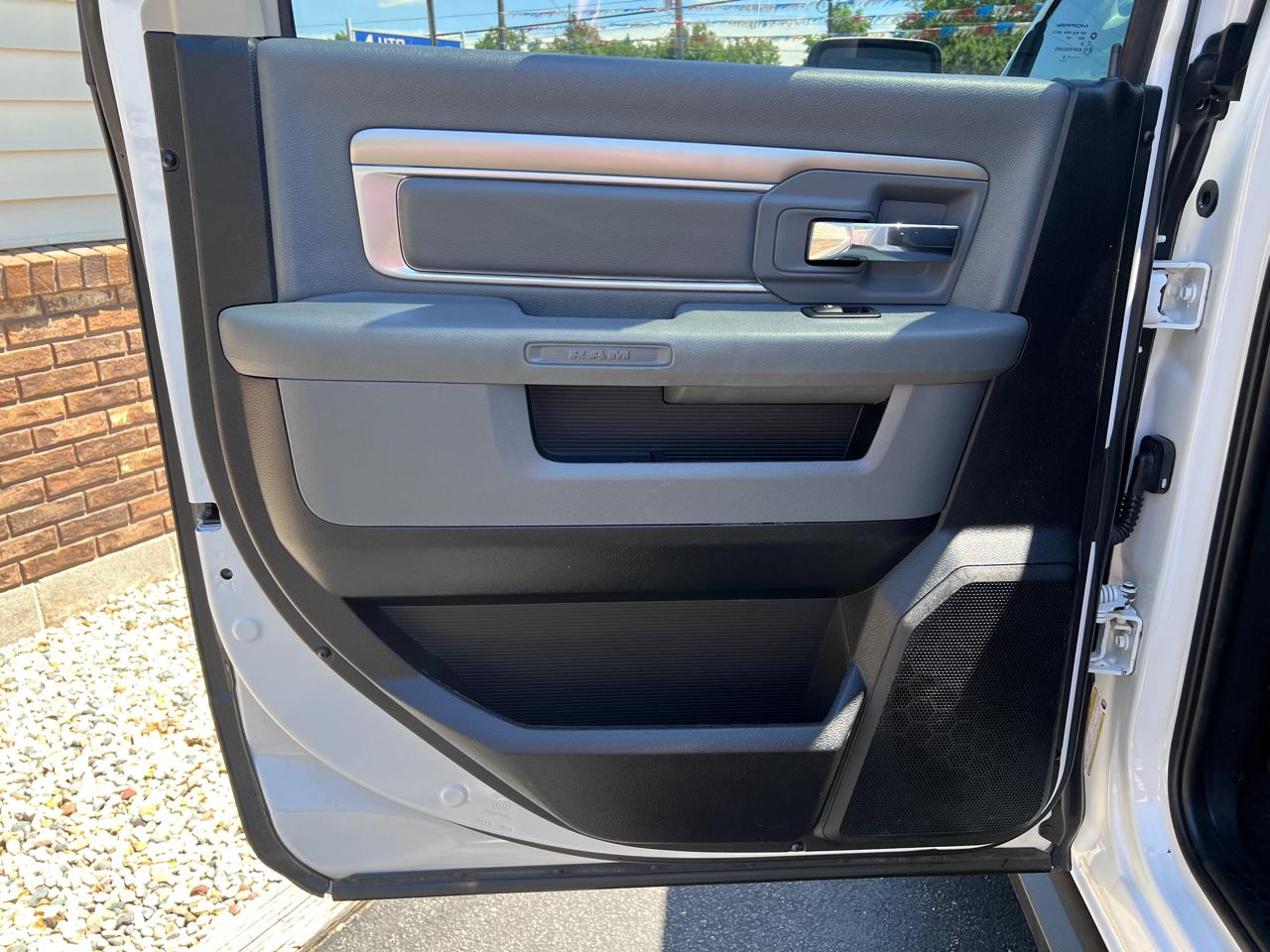 RAM 1500 4WD Crew Cab 140.5" Outdoorsman 2016