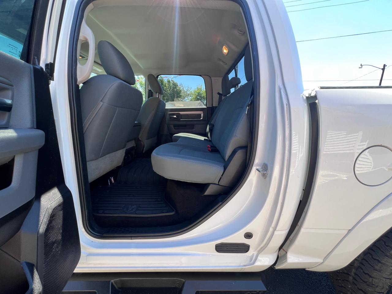 RAM 1500 4WD Crew Cab 140.5" Outdoorsman 2016