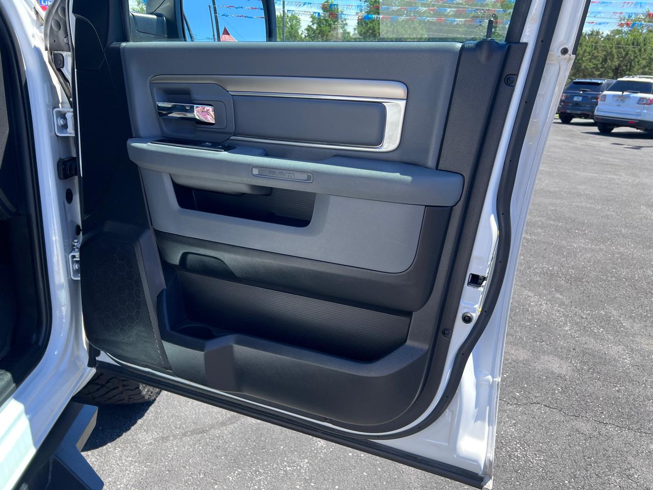 RAM 1500 4WD Crew Cab 140.5" Outdoorsman 2016