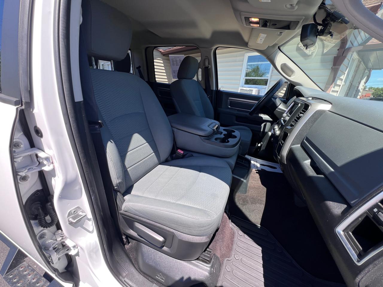 RAM 1500 4WD Crew Cab 140.5" Outdoorsman 2016