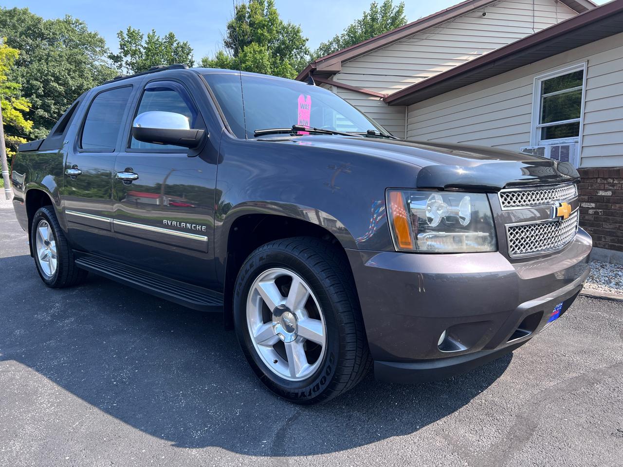 Chevrolet Avalanche 4WD Crew Cab LTZ 2011