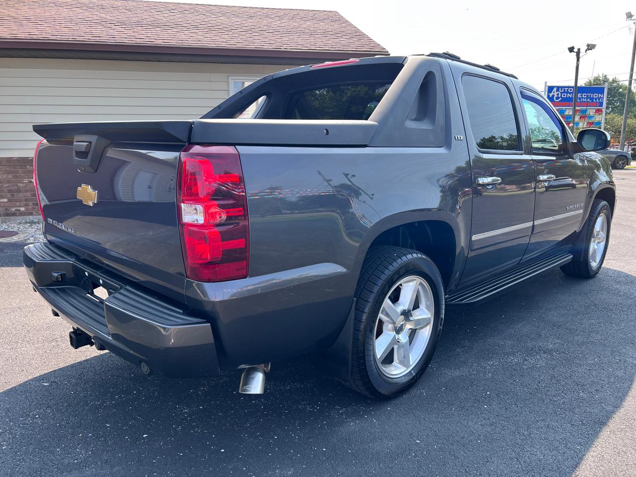 Chevrolet Avalanche 4WD Crew Cab LTZ 2011
