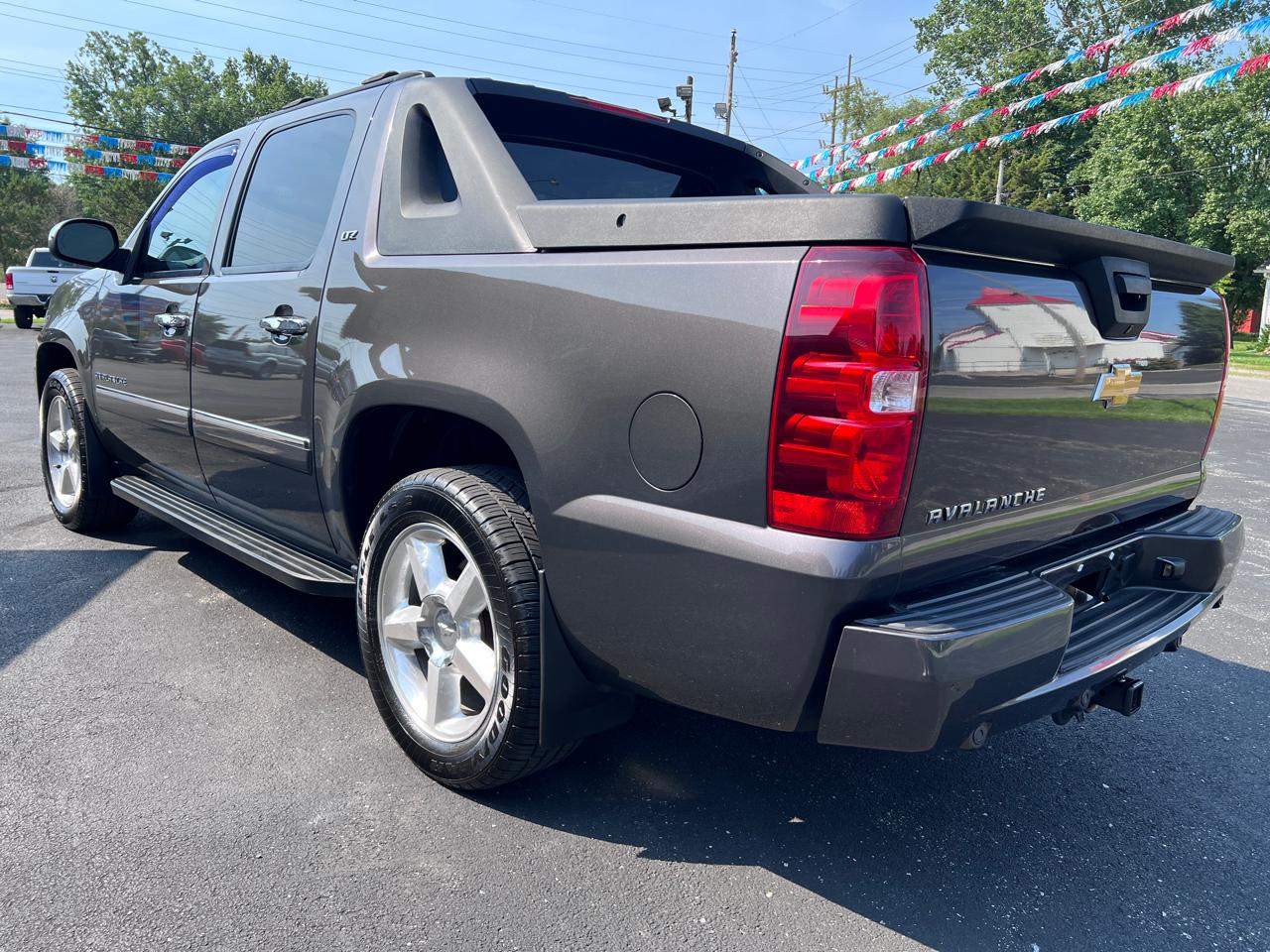 Chevrolet Avalanche 4WD Crew Cab LTZ 2011