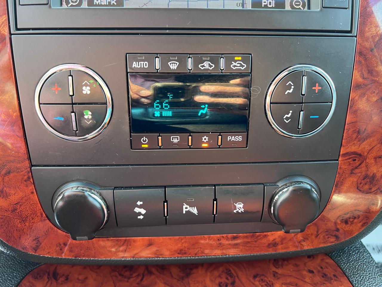 Chevrolet Avalanche 4WD Crew Cab LTZ 2011