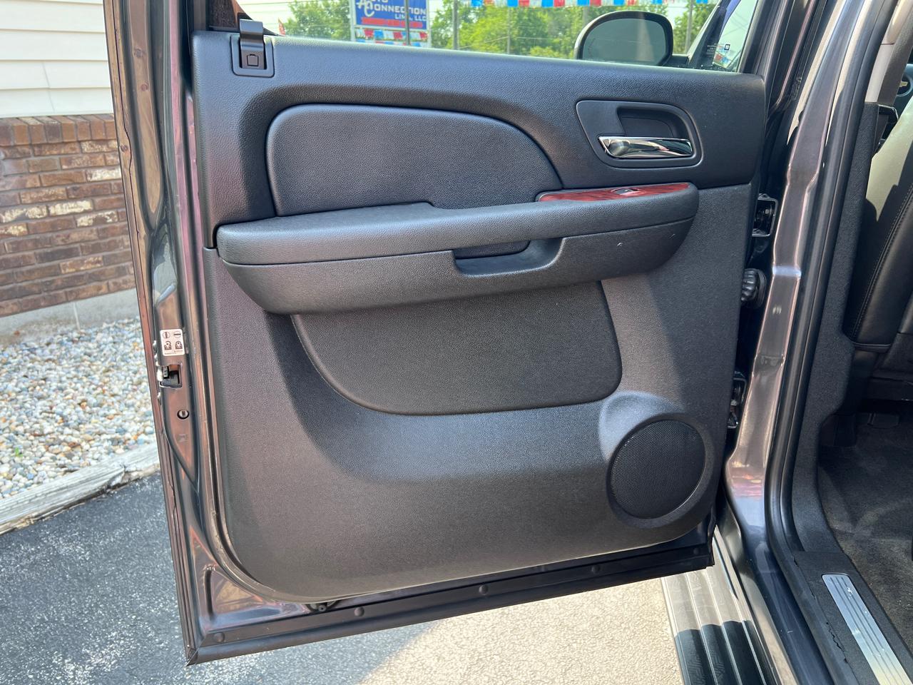Chevrolet Avalanche 4WD Crew Cab LTZ 2011
