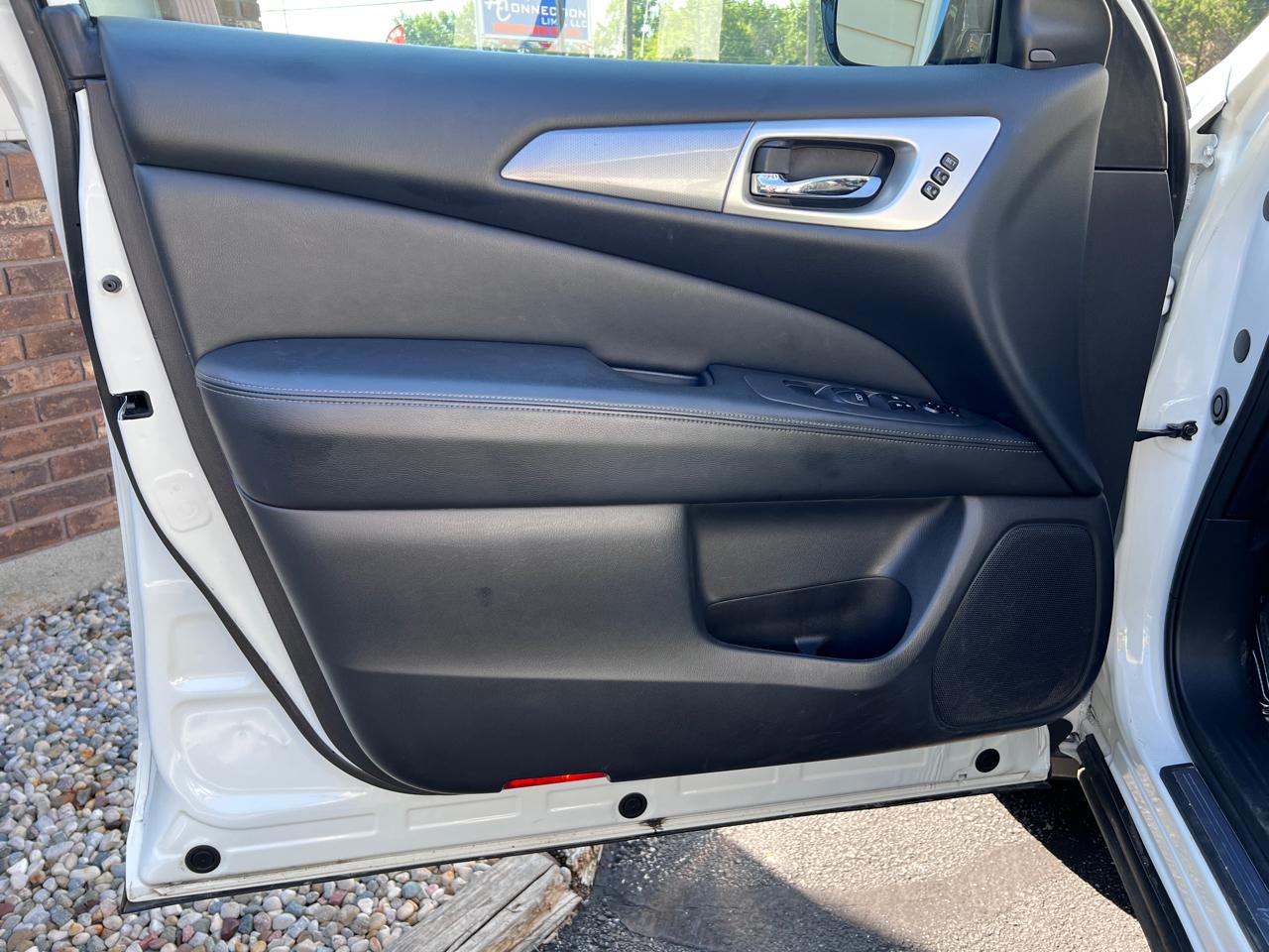 Nissan Pathfinder 4x4 SL 2017