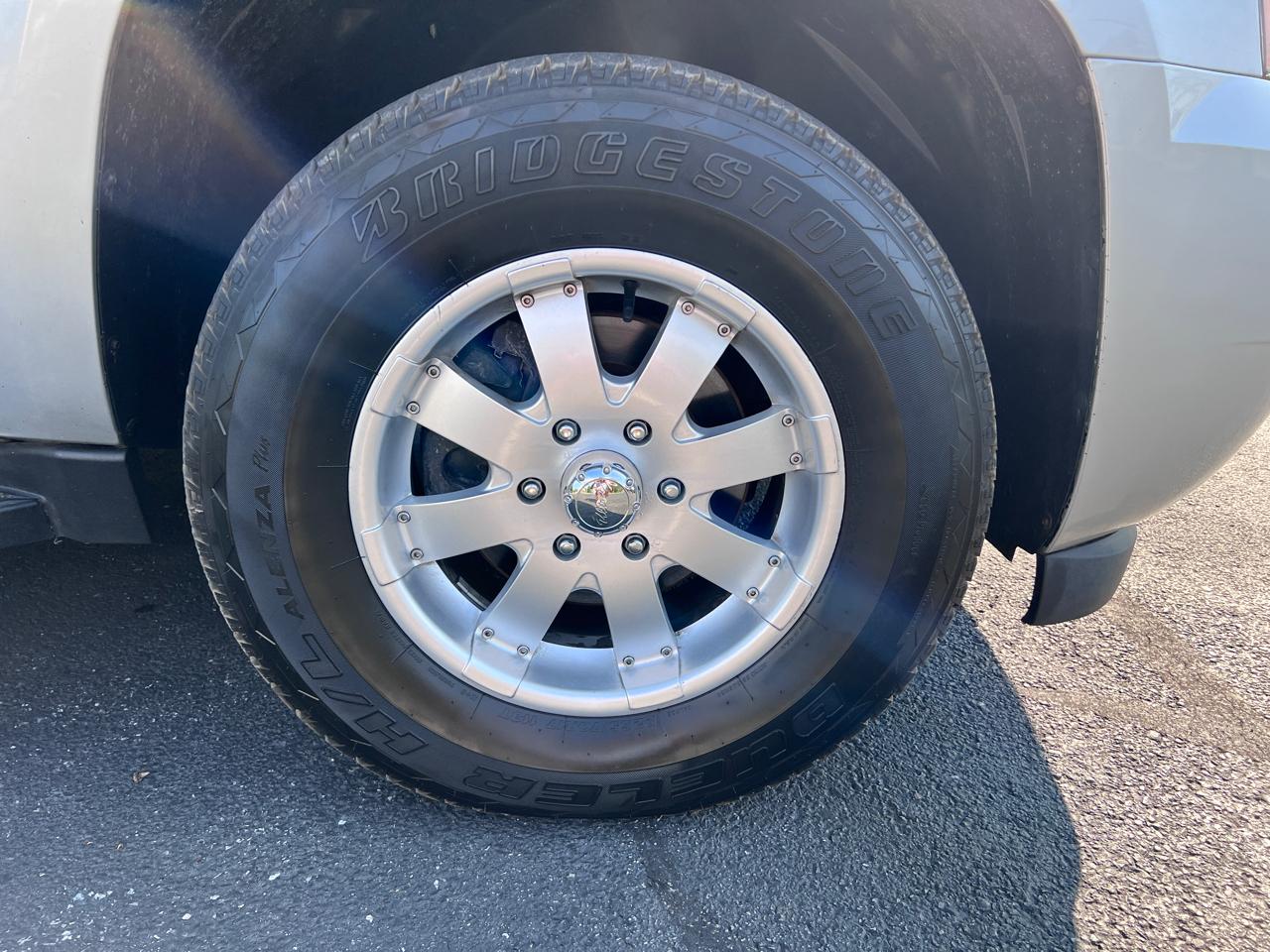 Chevrolet Suburban 4WD 4dr 1500 LT 2013