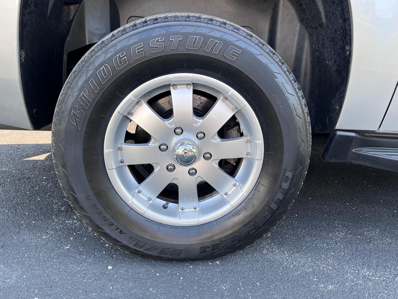 Chevrolet Suburban 4WD 4dr 1500 LT 2013