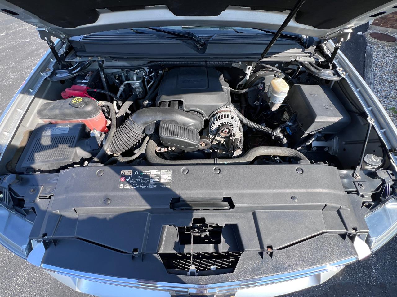 Chevrolet Suburban 4WD 4dr 1500 LT 2013