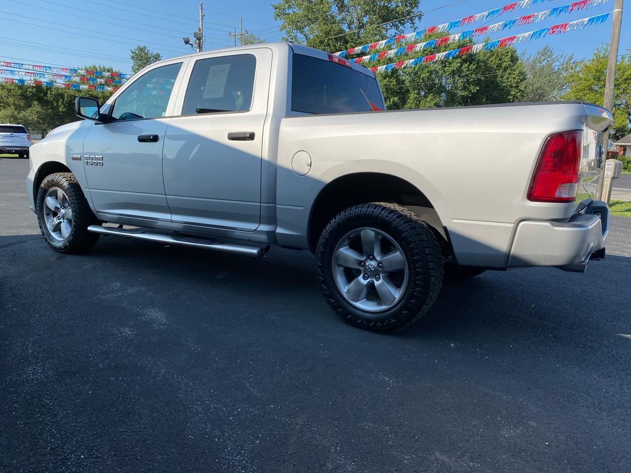 RAM 1500 4WD Crew Cab 140.5" Express 2014