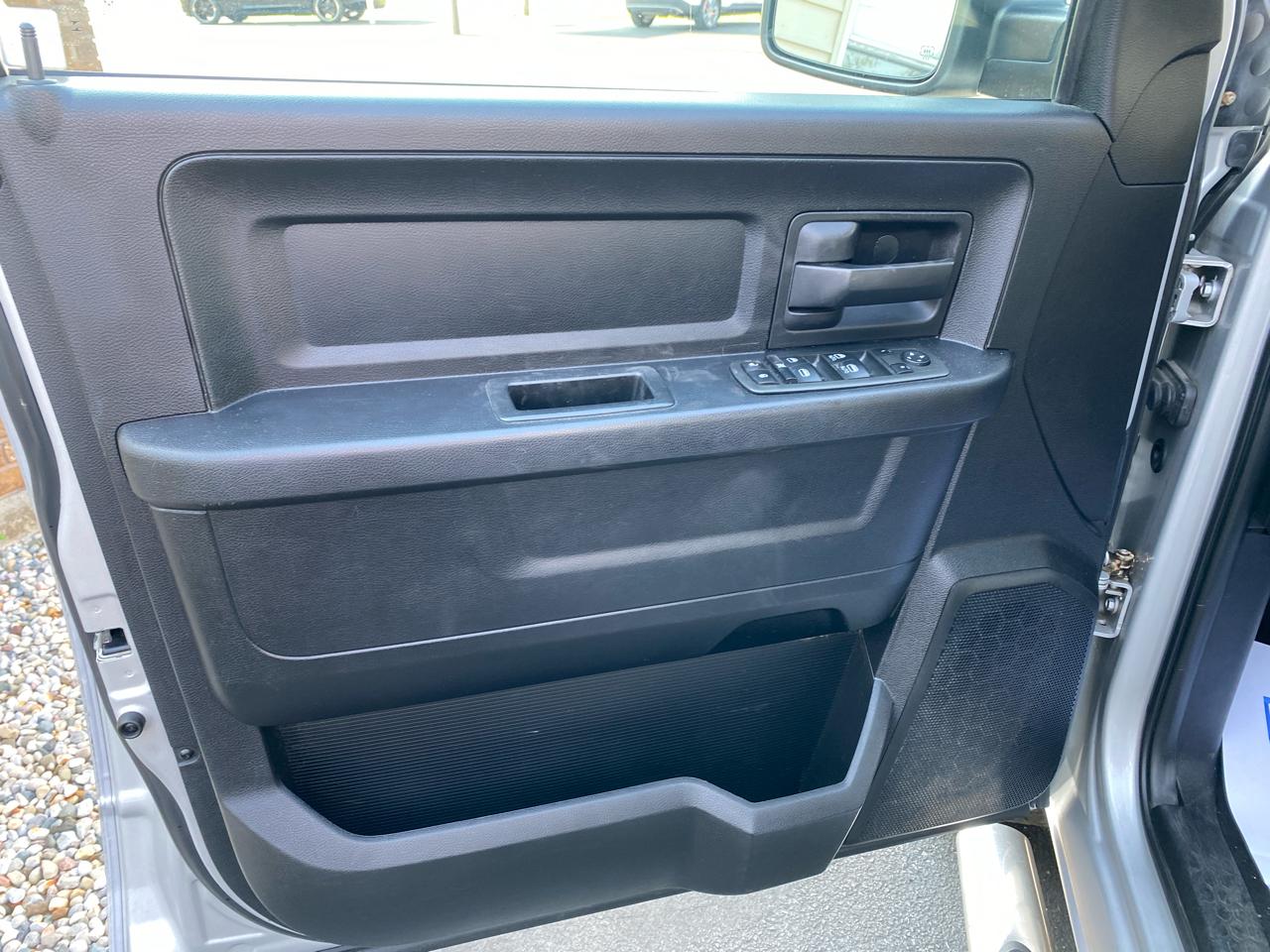 RAM 1500 4WD Crew Cab 140.5" Express 2014