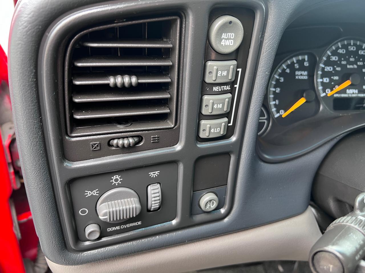 Chevrolet New Tahoe 4dr 4WD LS 2000
