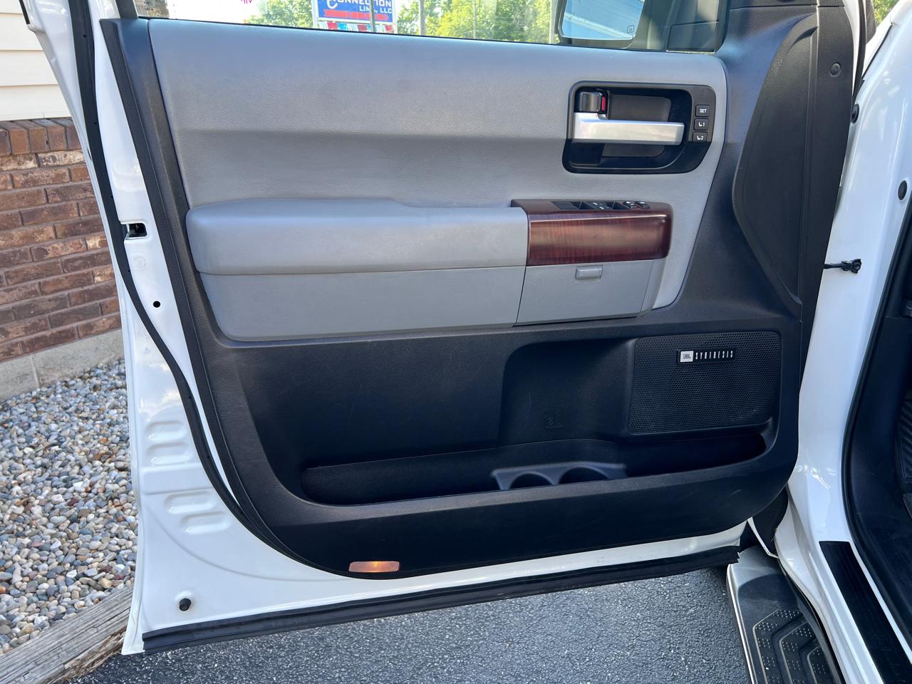 Toyota Sequoia Platinum 4WD FFV (Natl) 2017