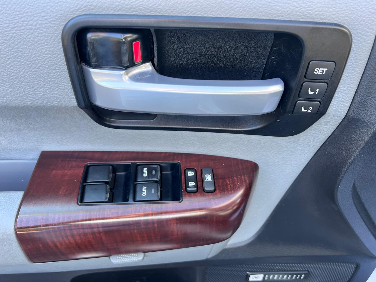 Toyota Sequoia Platinum 4WD FFV (Natl) 2017