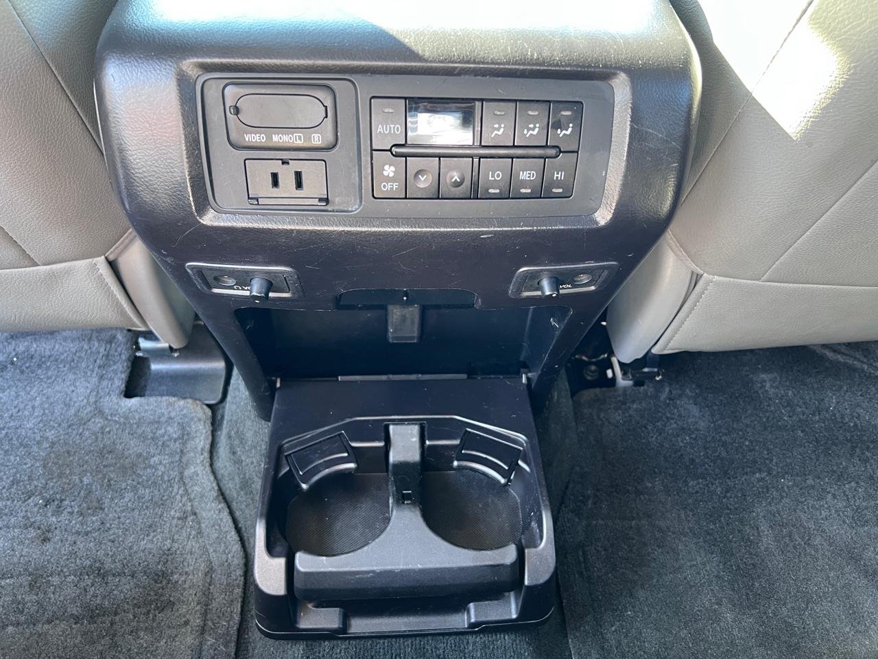 Toyota Sequoia Platinum 4WD FFV (Natl) 2017