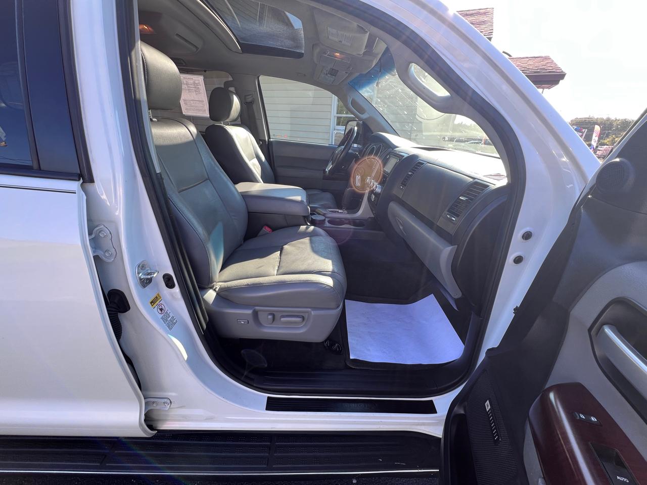 Toyota Sequoia Platinum 4WD FFV (Natl) 2017