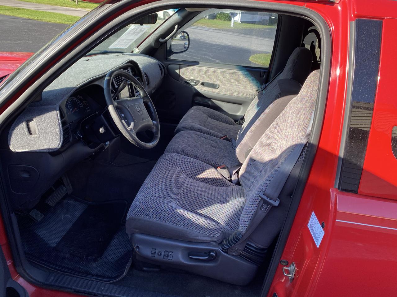 Dodge Ram 1500 2dr Club Cab 139" WB 2001