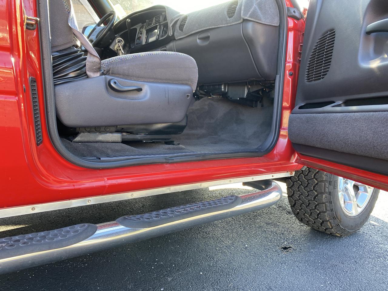 Dodge Ram 1500 2dr Club Cab 139" WB 2001