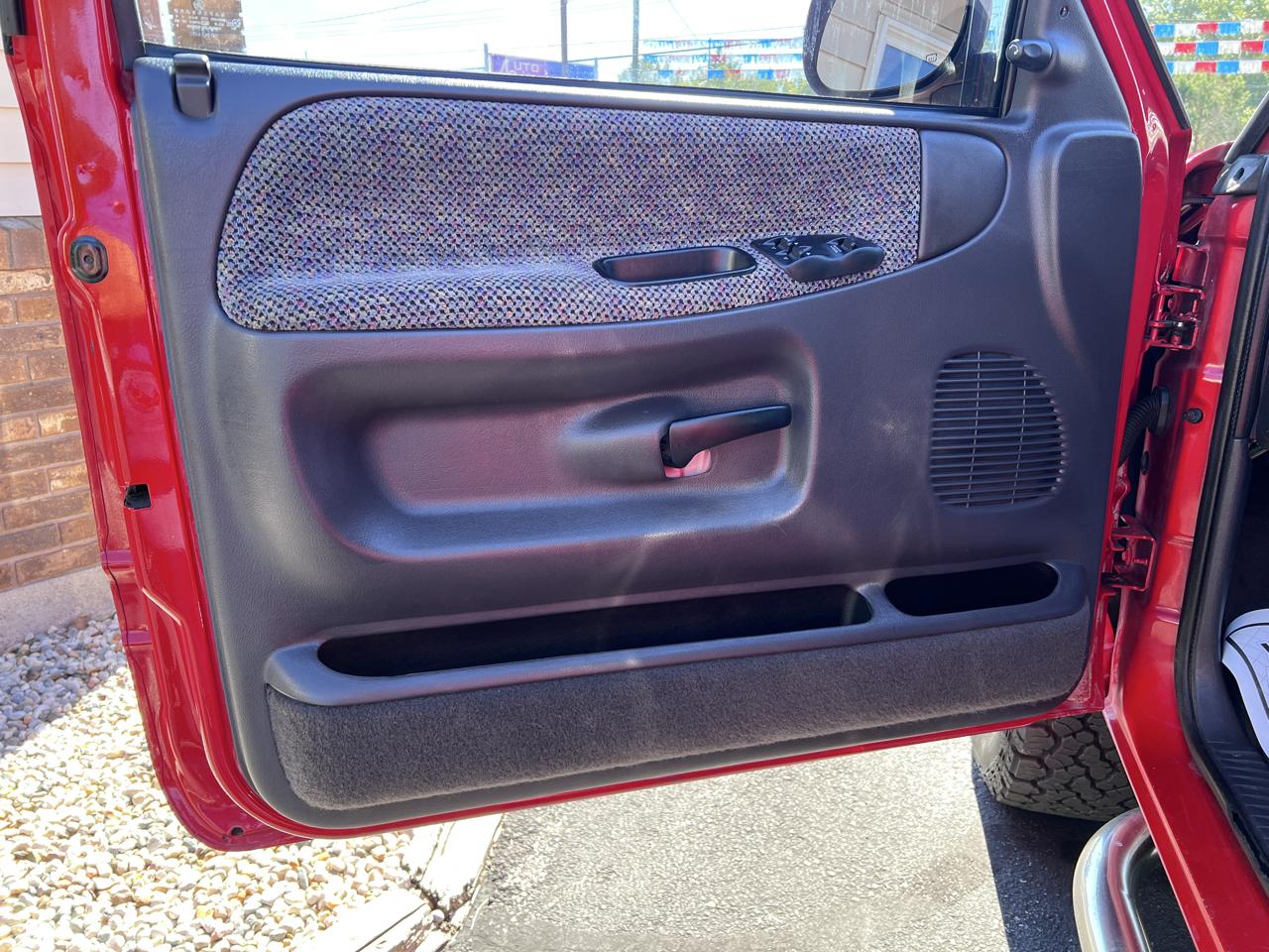 Dodge Ram 1500 2dr Club Cab 139" WB 2001
