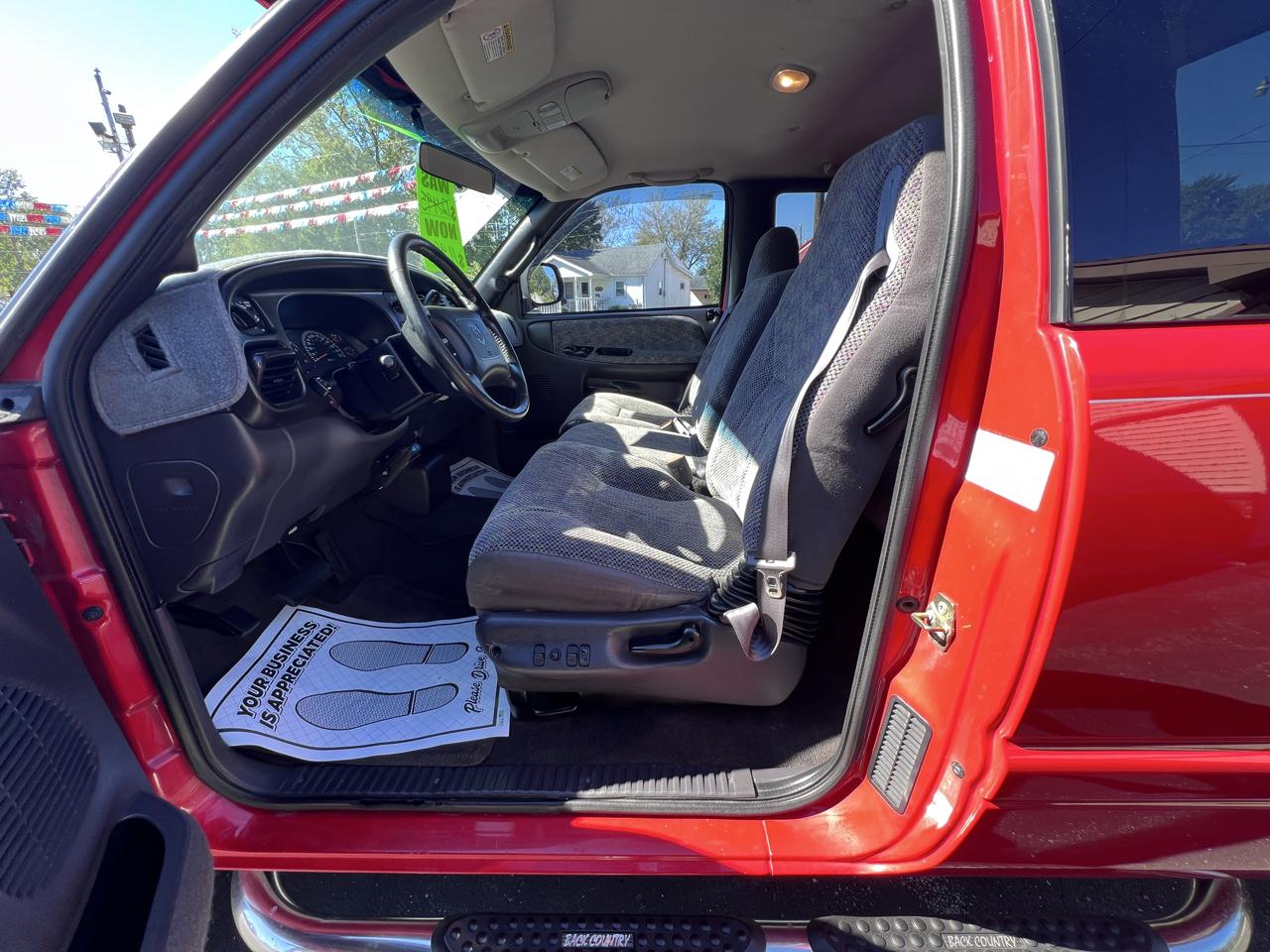 Dodge Ram 1500 2dr Club Cab 139" WB 2001
