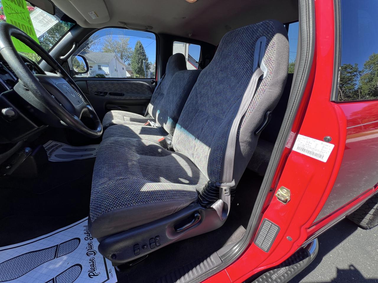 Dodge Ram 1500 2dr Club Cab 139" WB 2001
