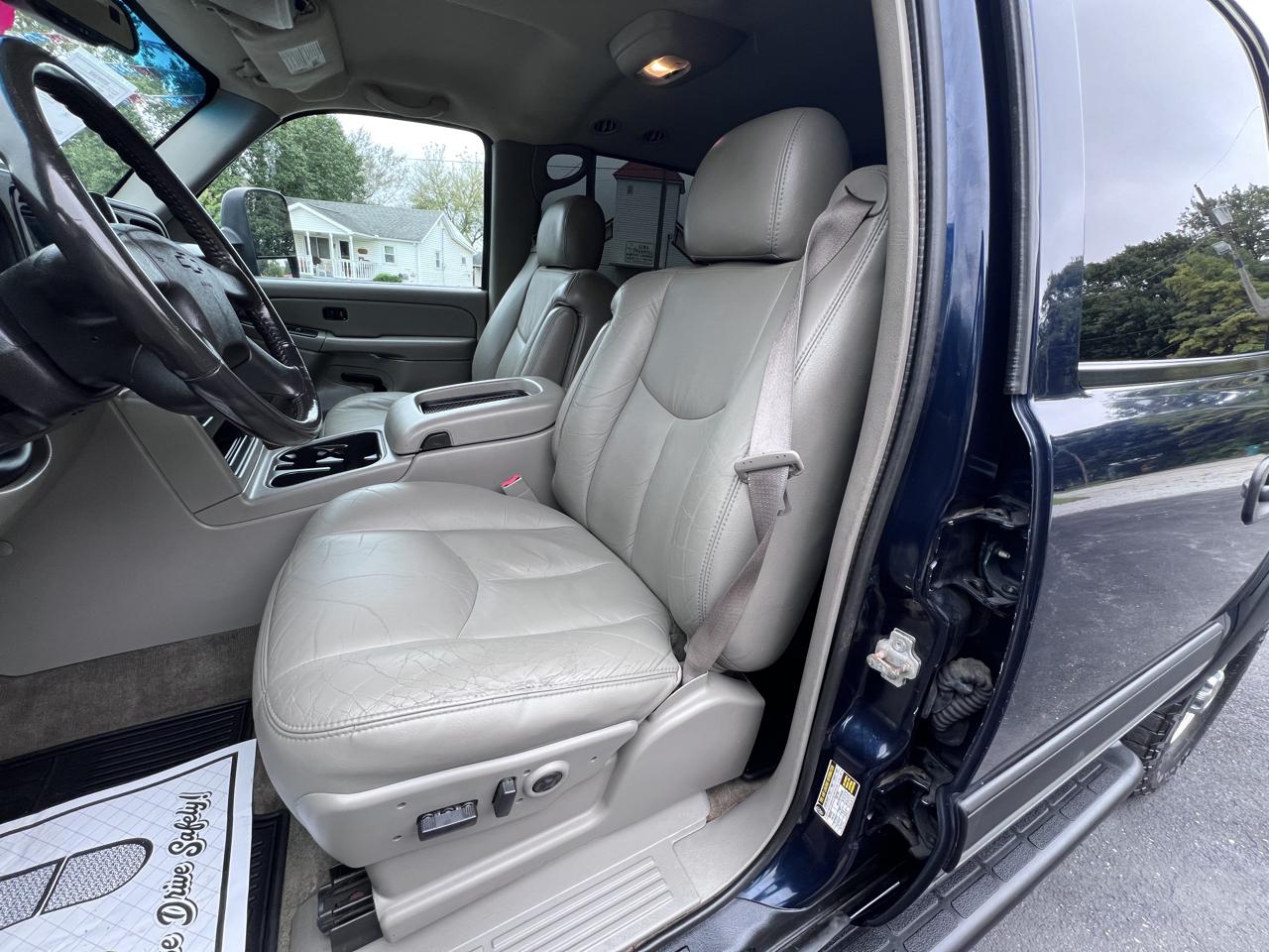 Chevrolet Suburban 4dr 2500 4WD LT 2005