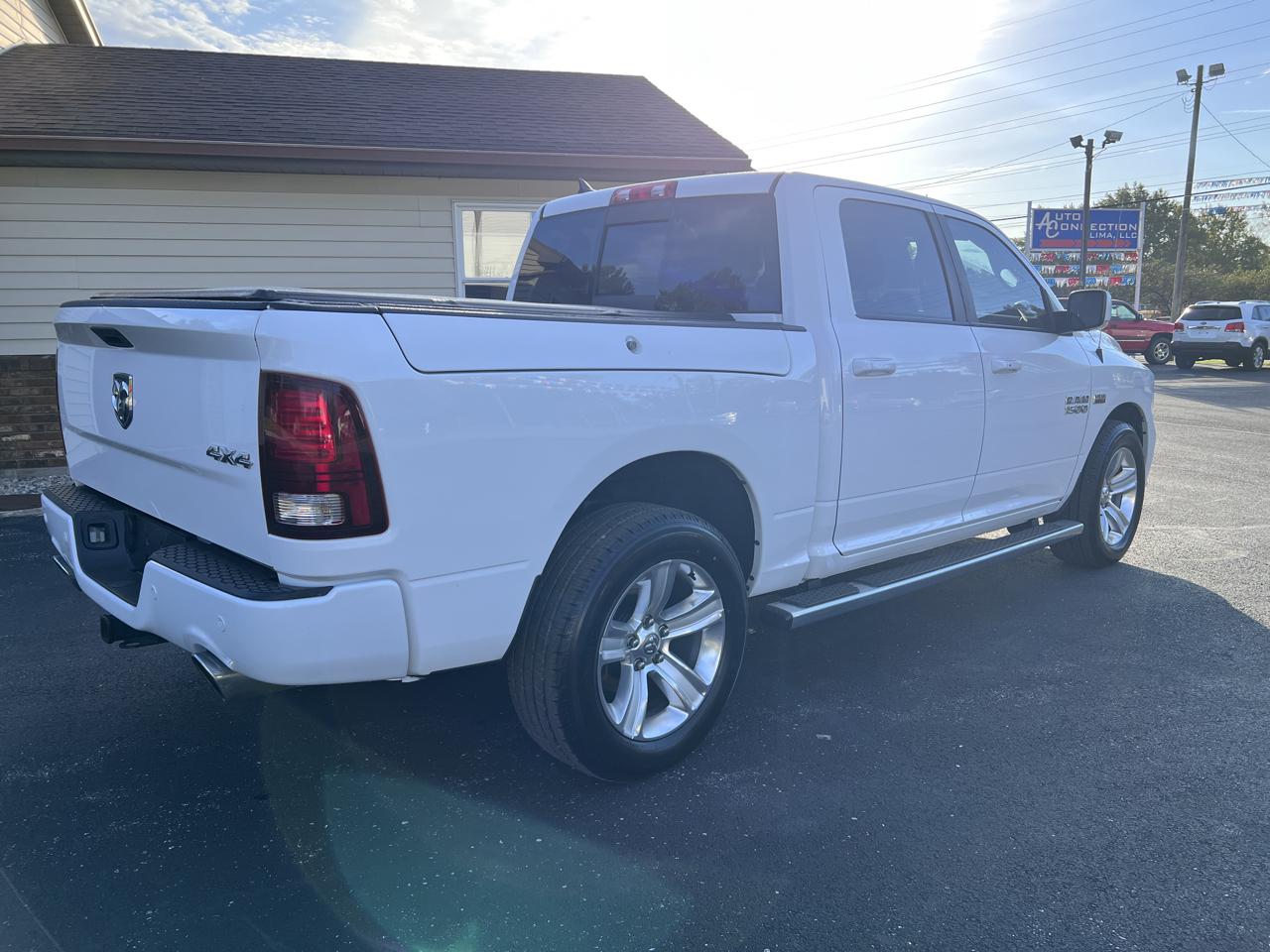 RAM 1500 4WD Crew Cab 140.5" Sport 2016