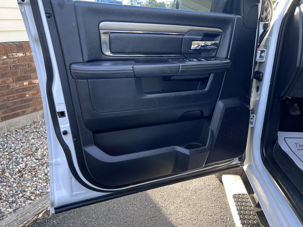 RAM 1500 4WD Crew Cab 140.5" Sport 2016