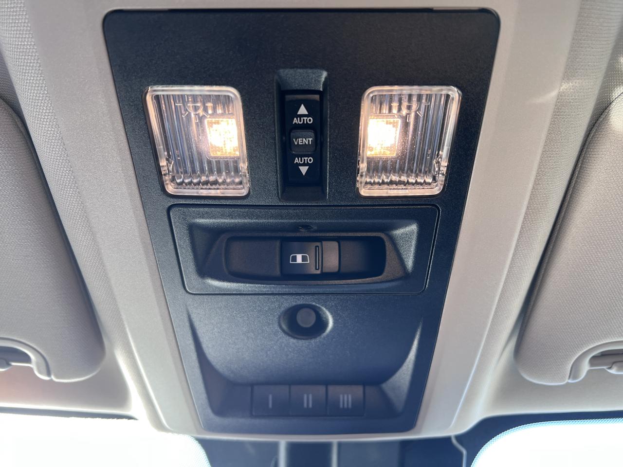 RAM 1500 4WD Crew Cab 140.5" Sport 2016